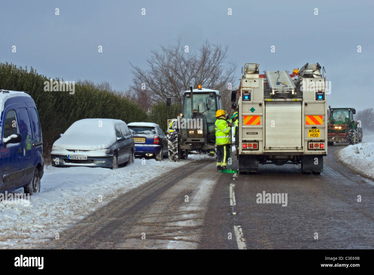 Notfall Service und Schnee an einer Hauptstraße in Nord-Devon Stockfoto