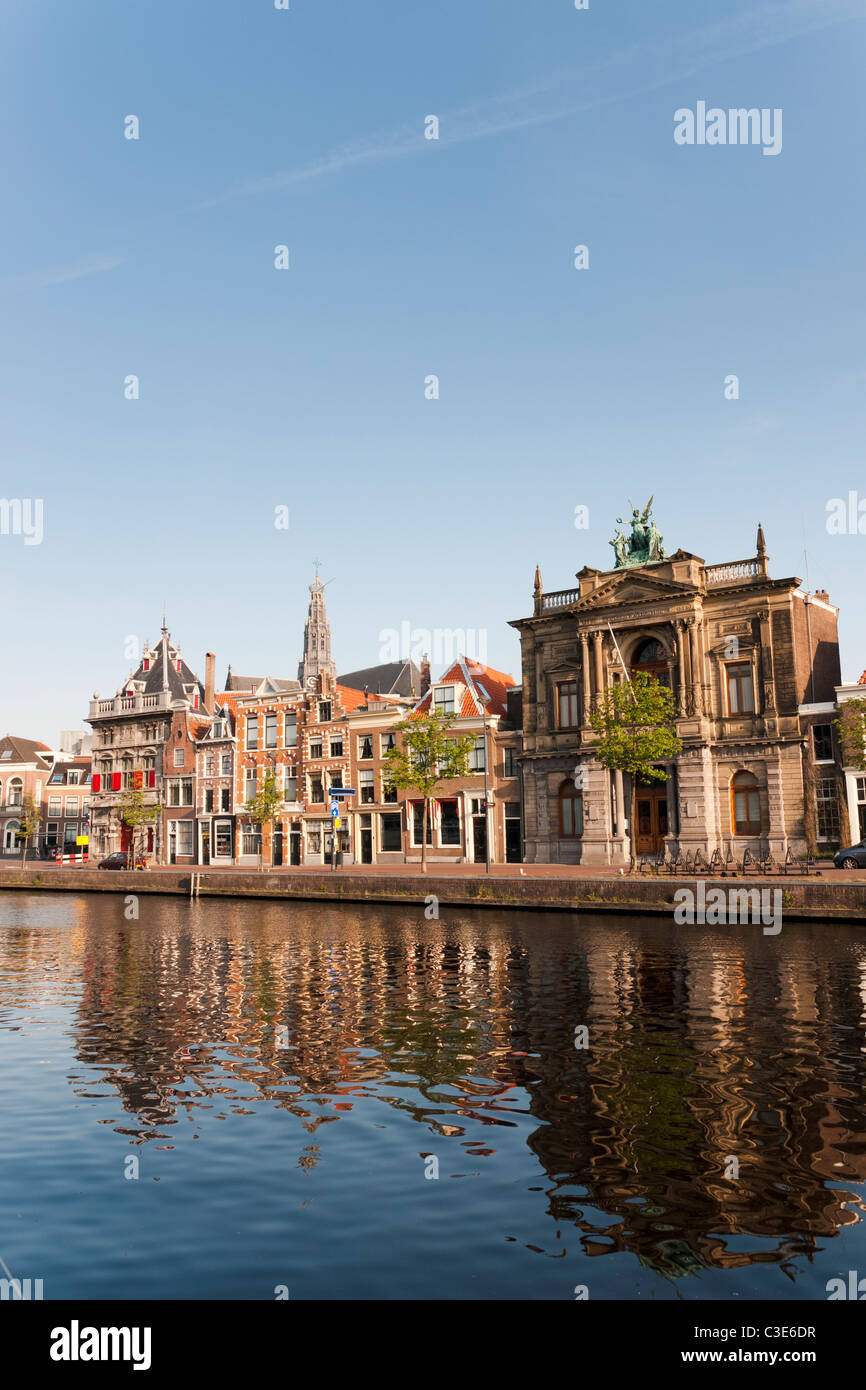 Häuser und Teylers Museum entlang der Spaarne in Haarlem, Niederlande Stockfoto