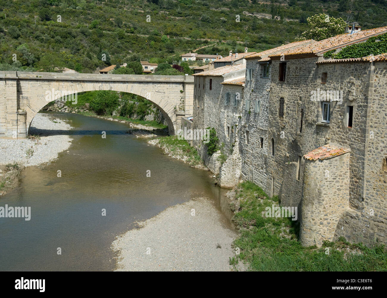 Römische Brücke oder Pont Vieux von Lagrasse in den Corbières Bergen das Departement Aude im Languedoc-Roussillon Stockfoto