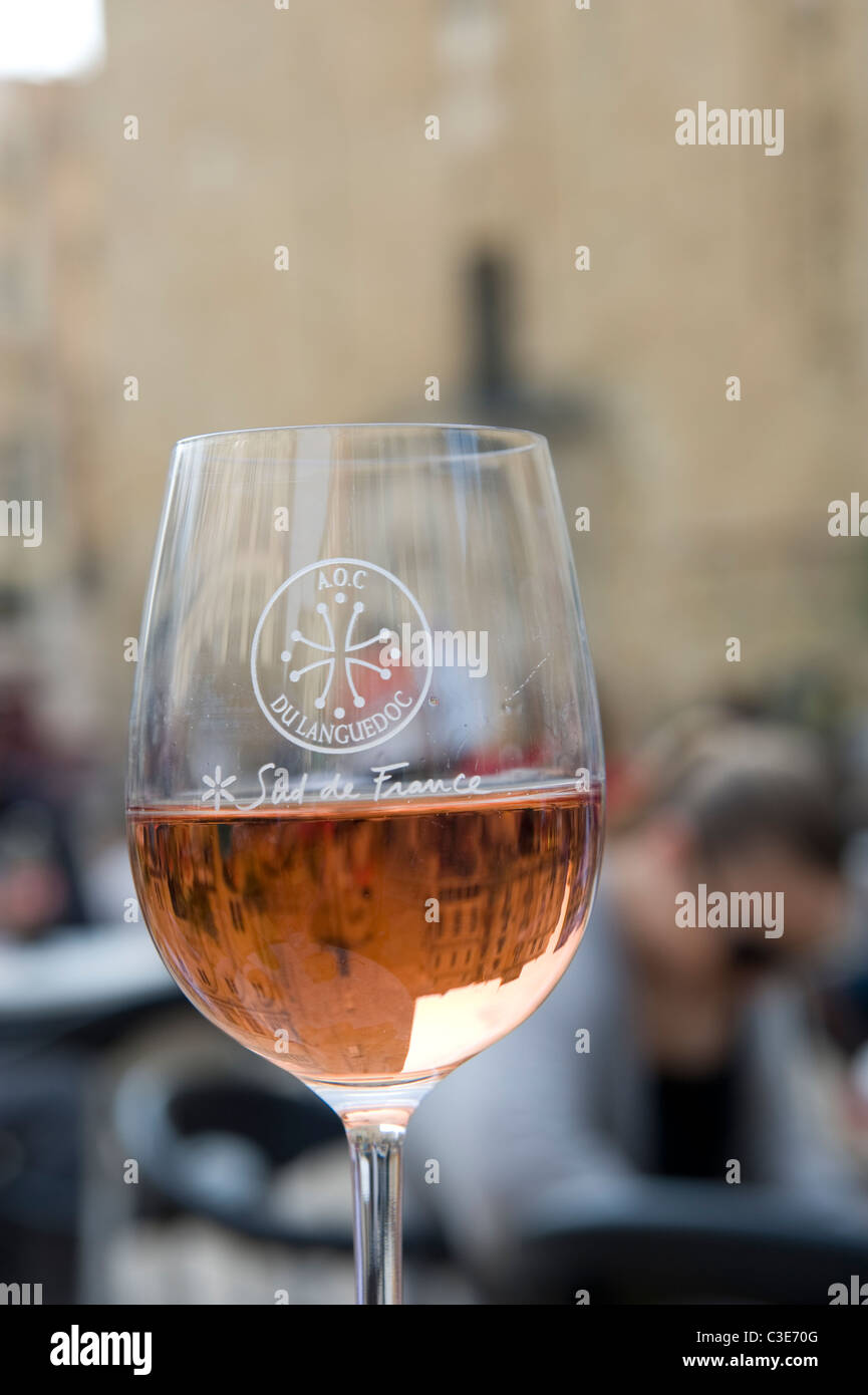 Ein Glas Roséwein aus Oczitanie, aufgenommen auf dem Place de l'Hôtel de ville in Narbonne Stockfoto
