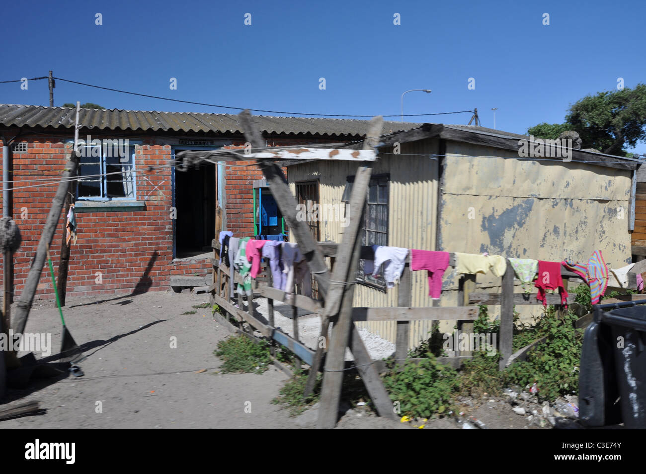 Township-Häuser und Scheunen in Gugulethu, Südafrika Stockfoto