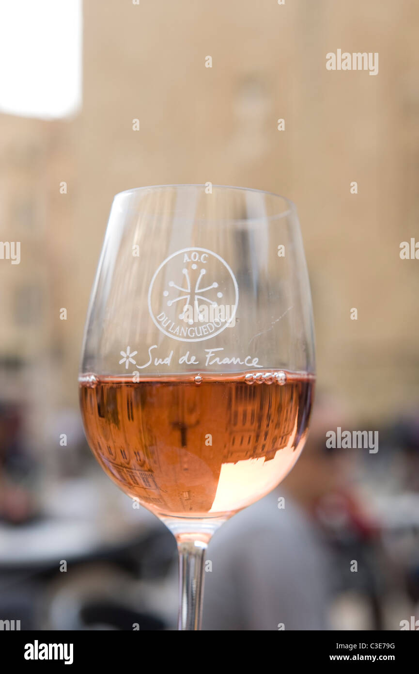 Ein Glas Roséwein aus Oczitanie, aufgenommen auf dem Place de l'Hôtel de ville in Narbonne Stockfoto