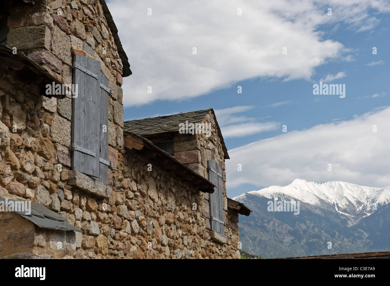 Blick vom Fort Liberia zum Canigou Moutain dominieren tVillefranche-de-Conflen in Pyrénées Orientales, Languedoc-Roussillon Stockfoto