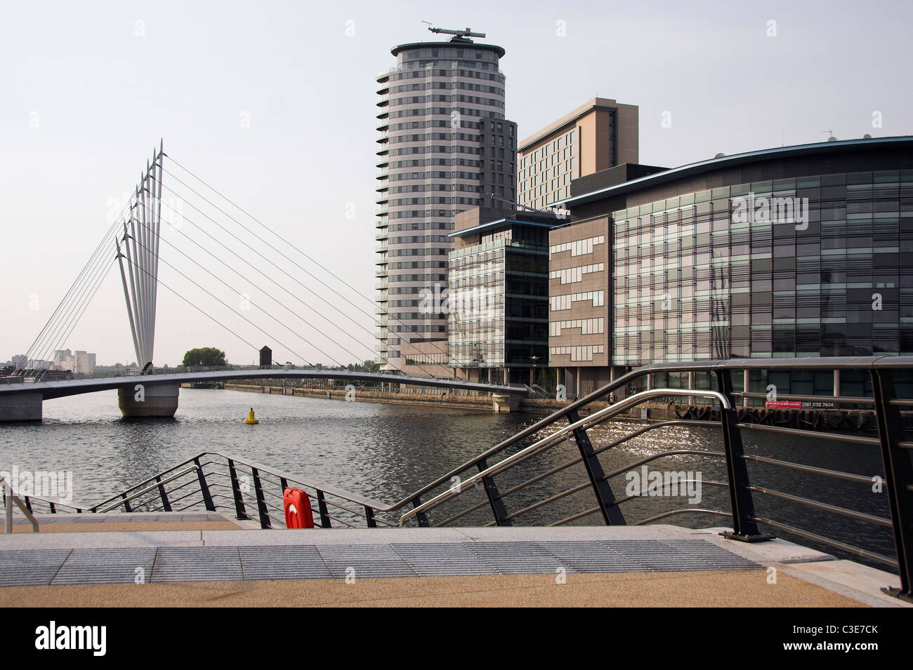 Neue Fußgängerbrücke verbindet das Imperial War Museum und Medienstadt, Salford Quays, Manchester, UK Stockfoto