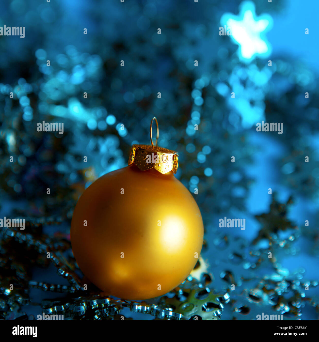 Weihnachtsschmuck in blauer Farbe Stockfoto