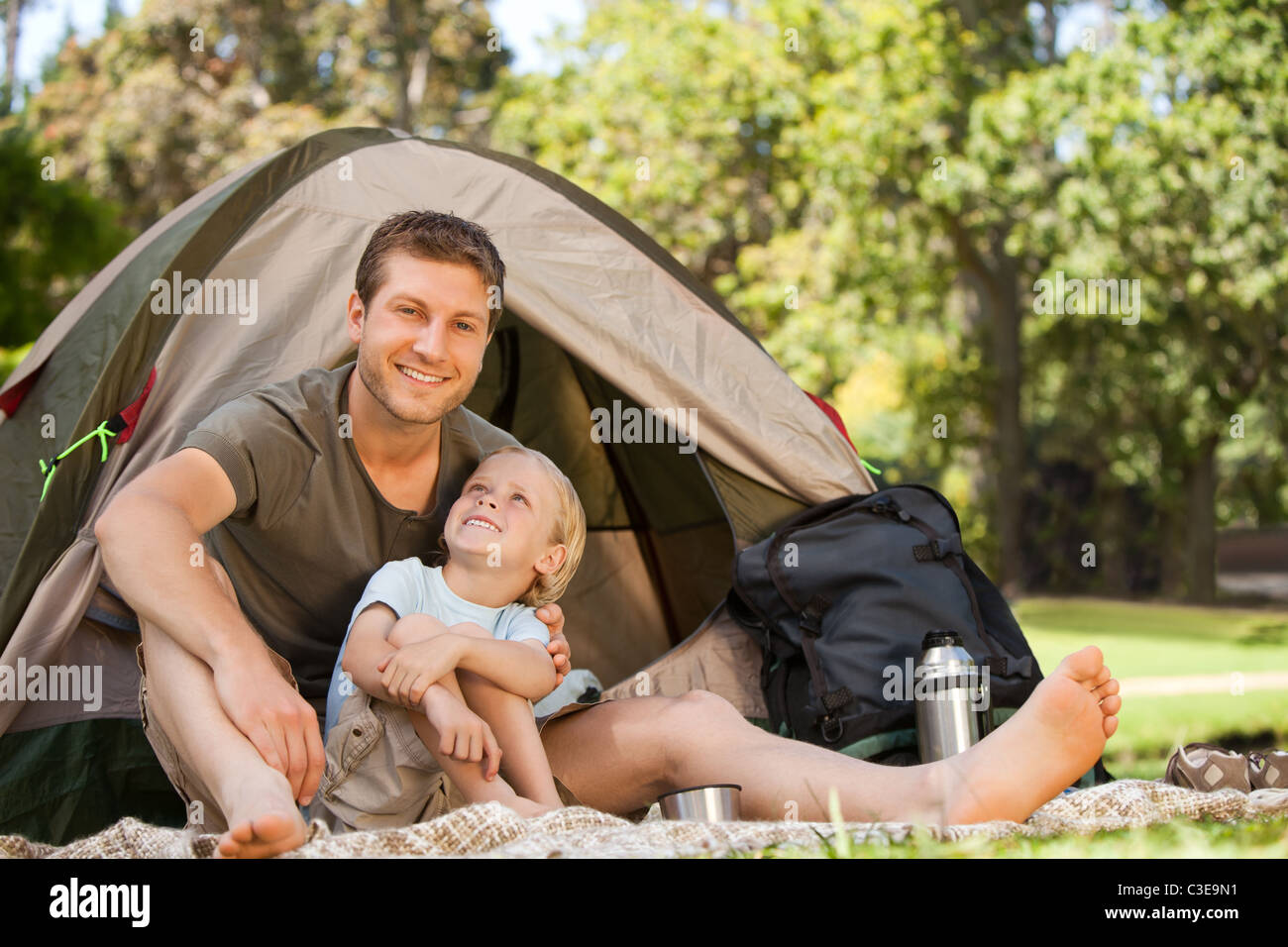 Vater und Sohn camping Stockfoto