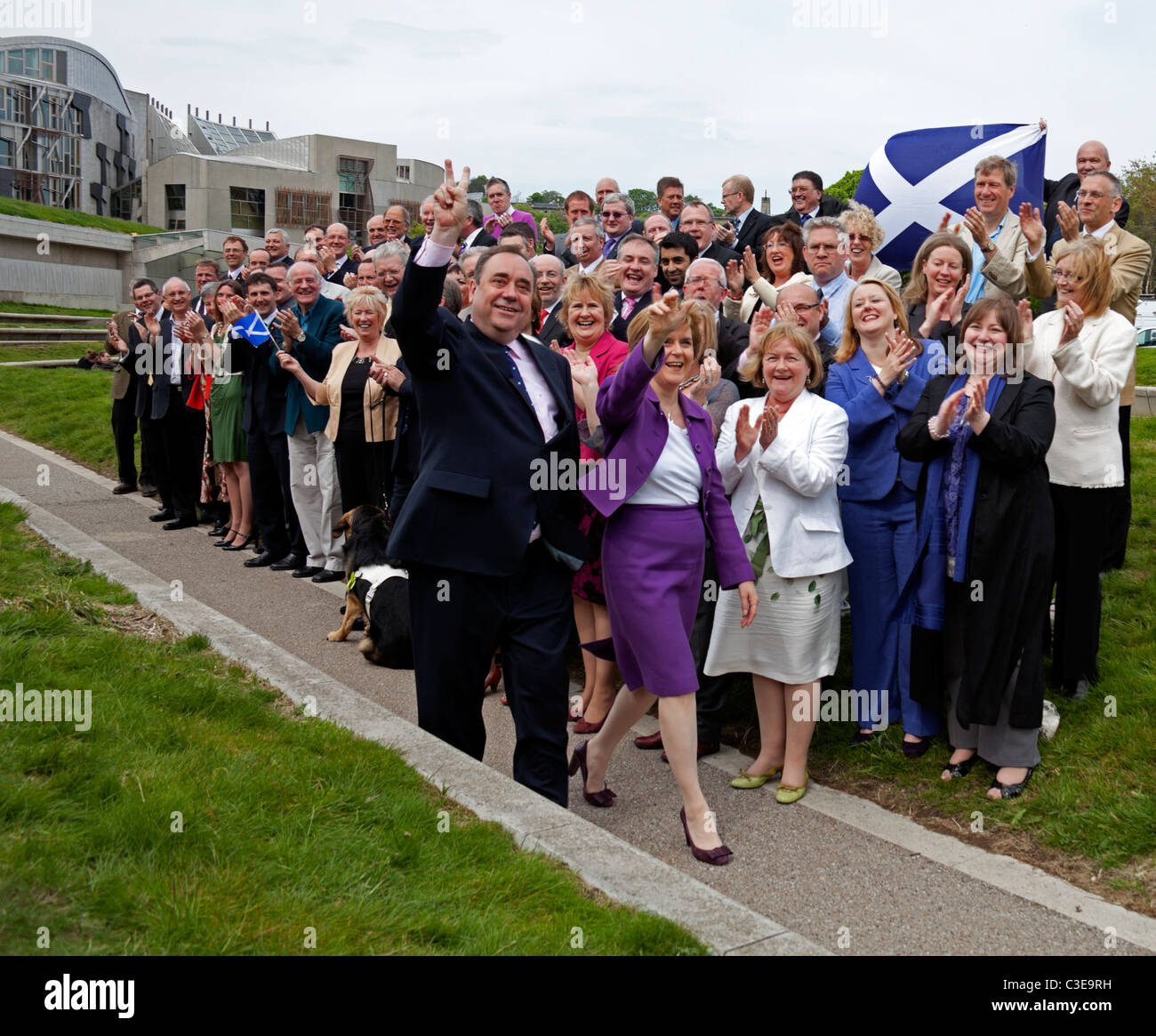 7. Mai 2011 schottische nationale Partei erster Minister für Schottland Alex Salmond und MSPs feiern ihren historischen Sieg Stockfoto