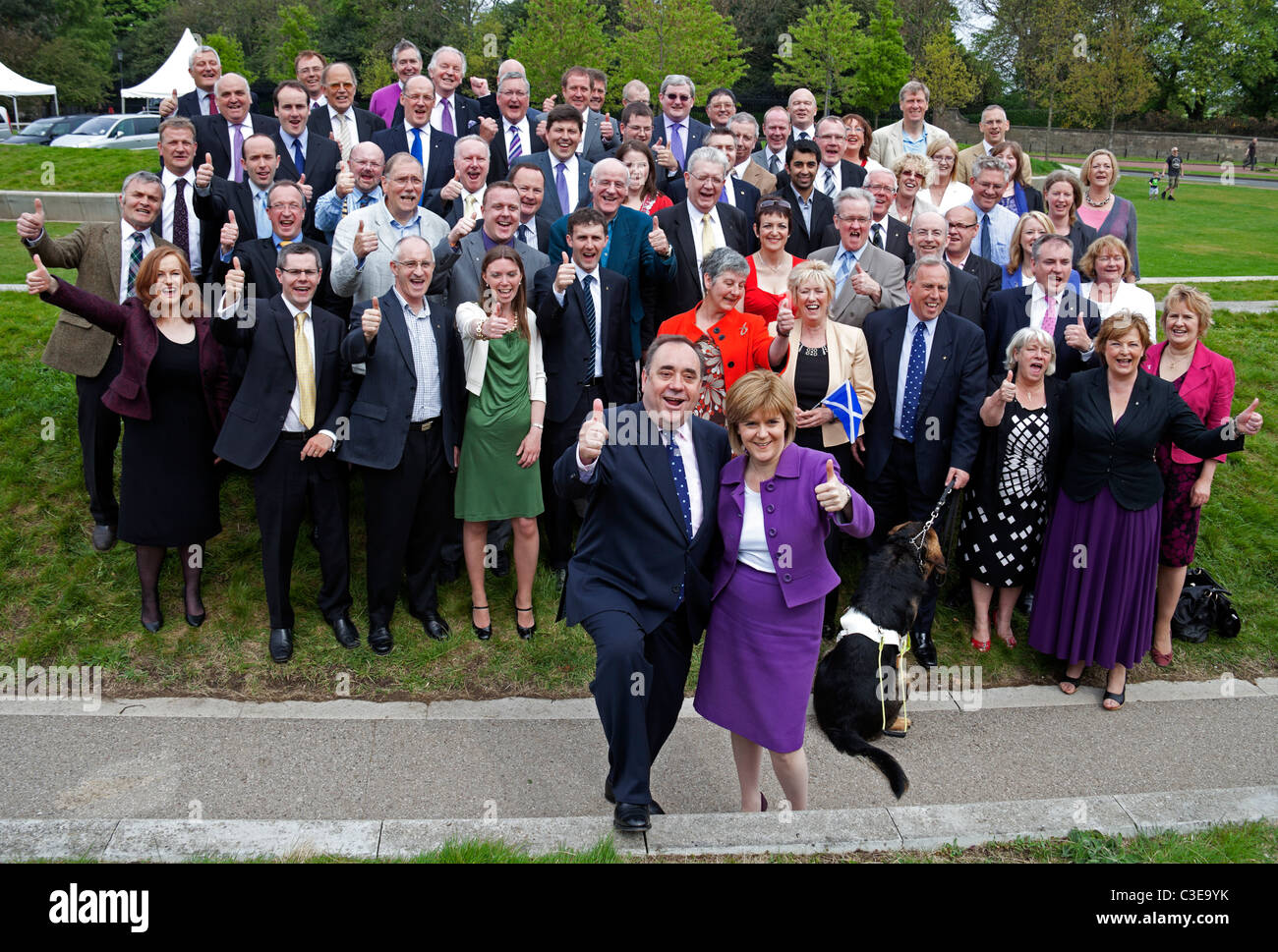 7. Mai 2011 schottische nationale Partei erster Minister für Schottland Alex Salmond und MSPs feiern ihren historischen Sieg Stockfoto