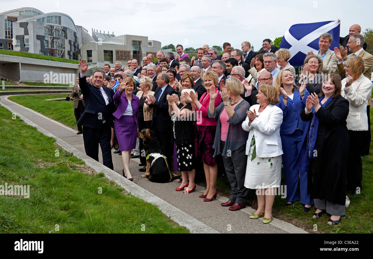 7. Mai 2011 schottische nationale Partei erster Minister für Schottland Alex Salmond und MSPs feiern ihren historischen Sieg Stockfoto