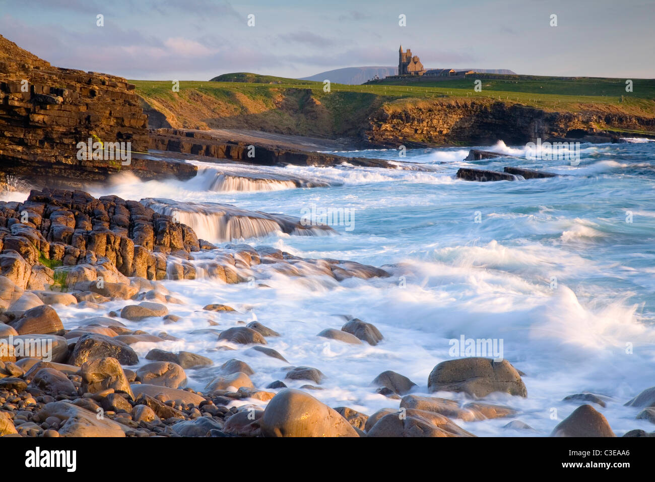 Küsten Blick auf Classie Bawn Castle, Mullaghmore, County Sligo, Irland. Stockfoto