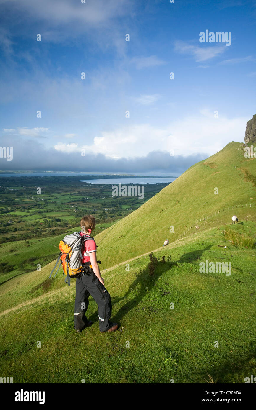 Walker Klettern Benbulbin über die Könige Gully Track, County Sligo, Irland. Stockfoto