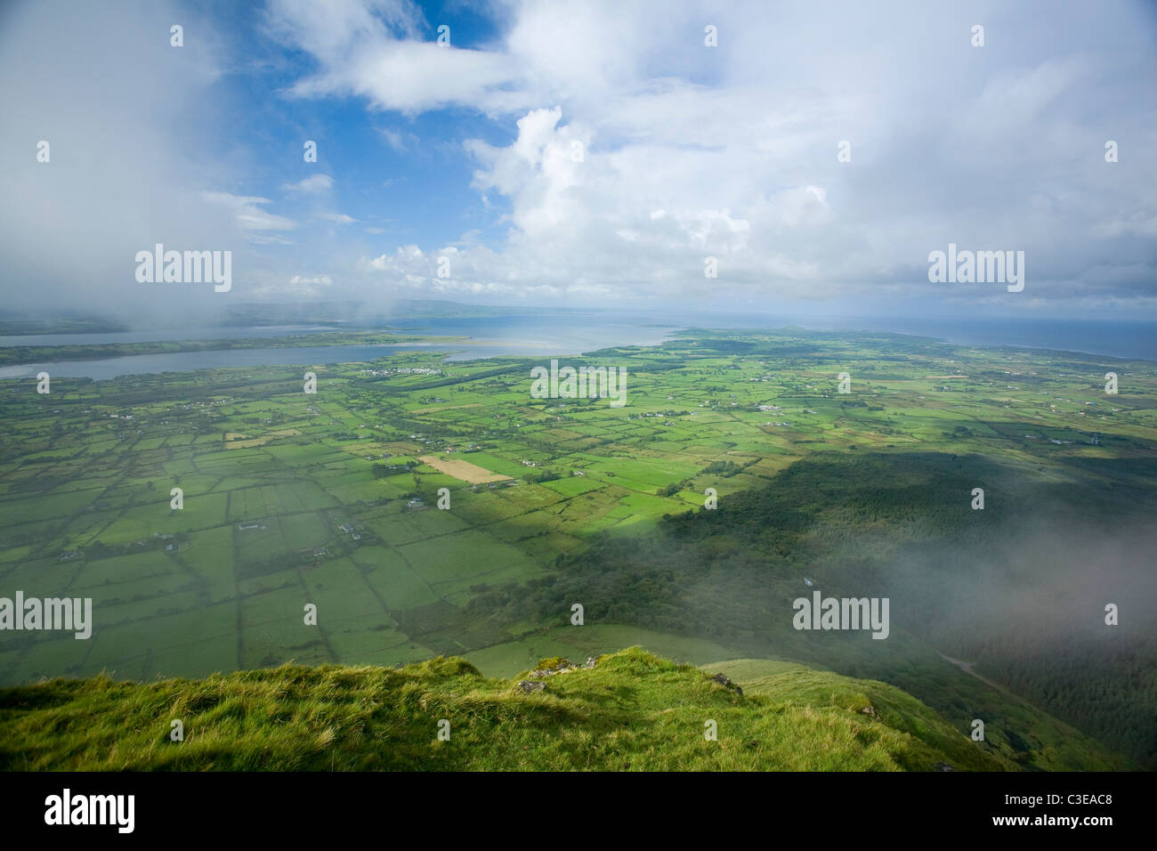 Blick über die Felder der Nord Sligo Küste von der westlichen Spitze von Benbulbin, County Sligo, Irland. Stockfoto