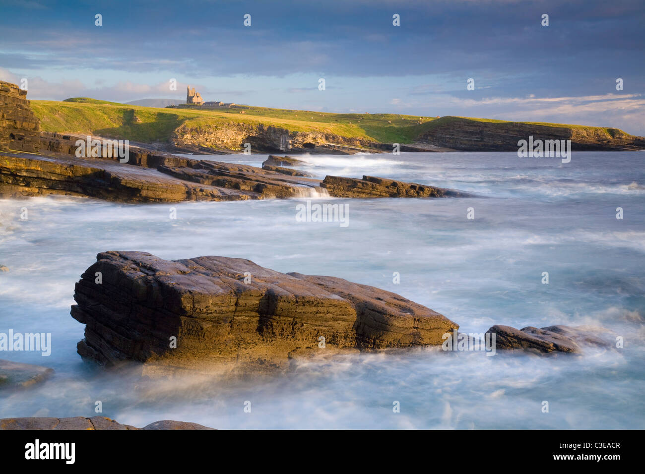 Abend über Mullaghmore Kopf und Classie Bawn Castle, County Sligo, Irland. Stockfoto