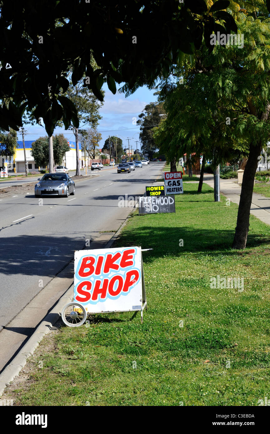 "Bikeshop" und andere kommerzielle straßenseitige Zeichen. Guildford, Perth, Western Australia, Australia Stockfoto
