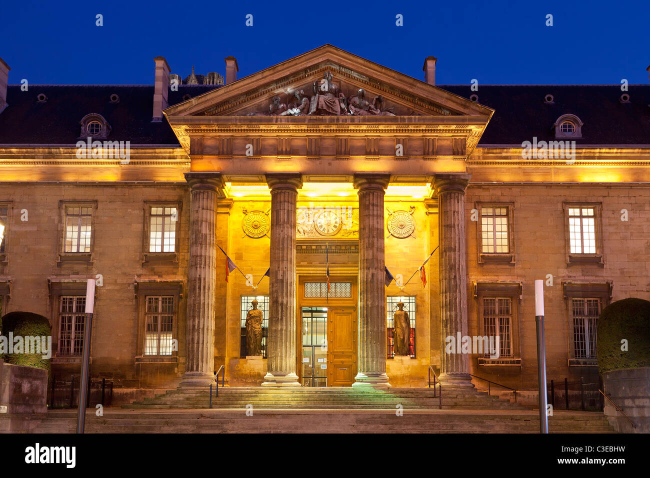 Gerichtsgebäude in der Nacht, Reims, Marne (51), Europa, Frankreich Stockfoto
