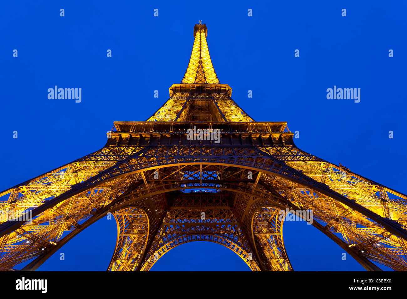 Paris, Eiffelturm bei Nacht Stockfoto