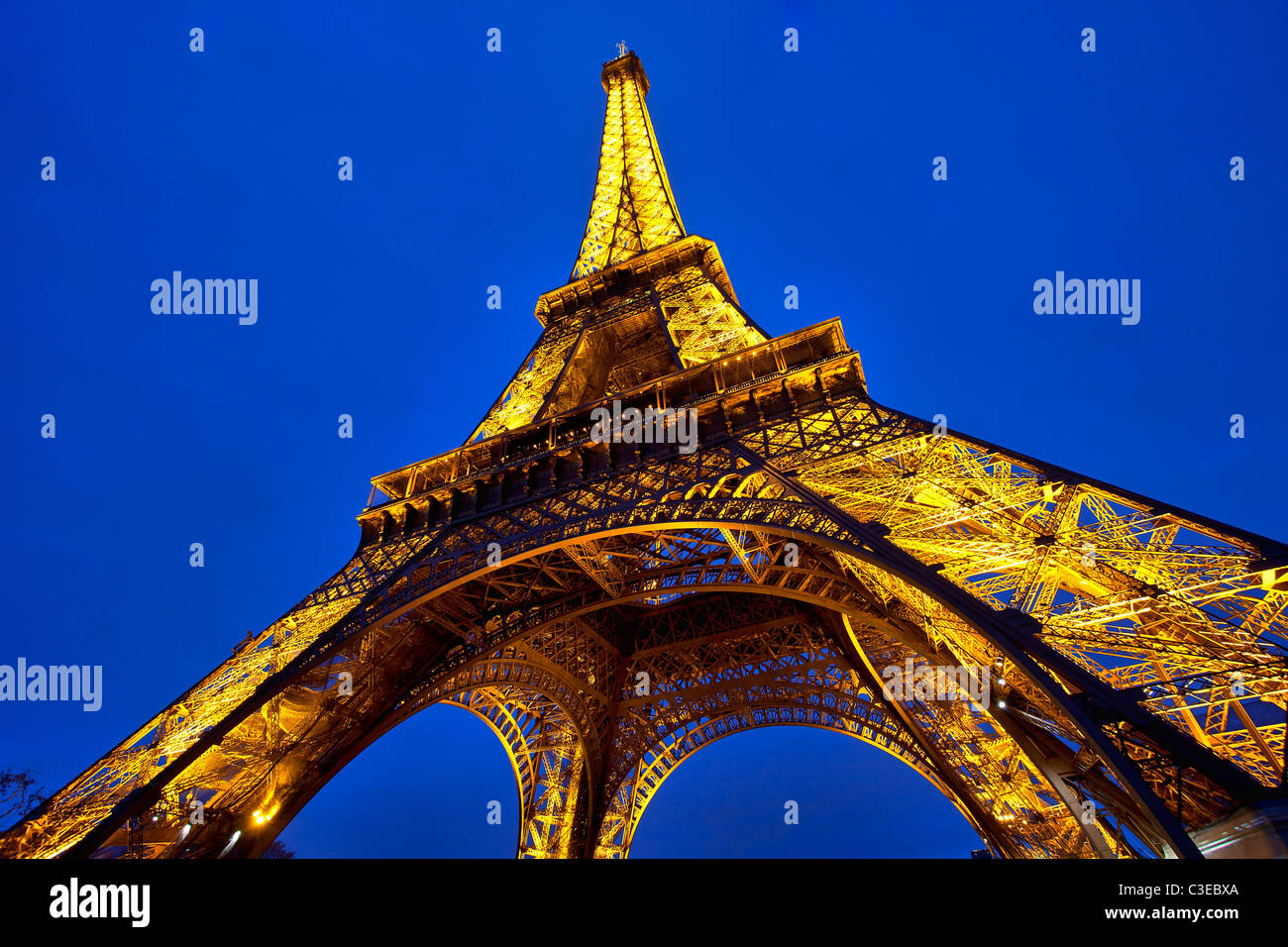 Paris, Eiffelturm bei Nacht Stockfoto