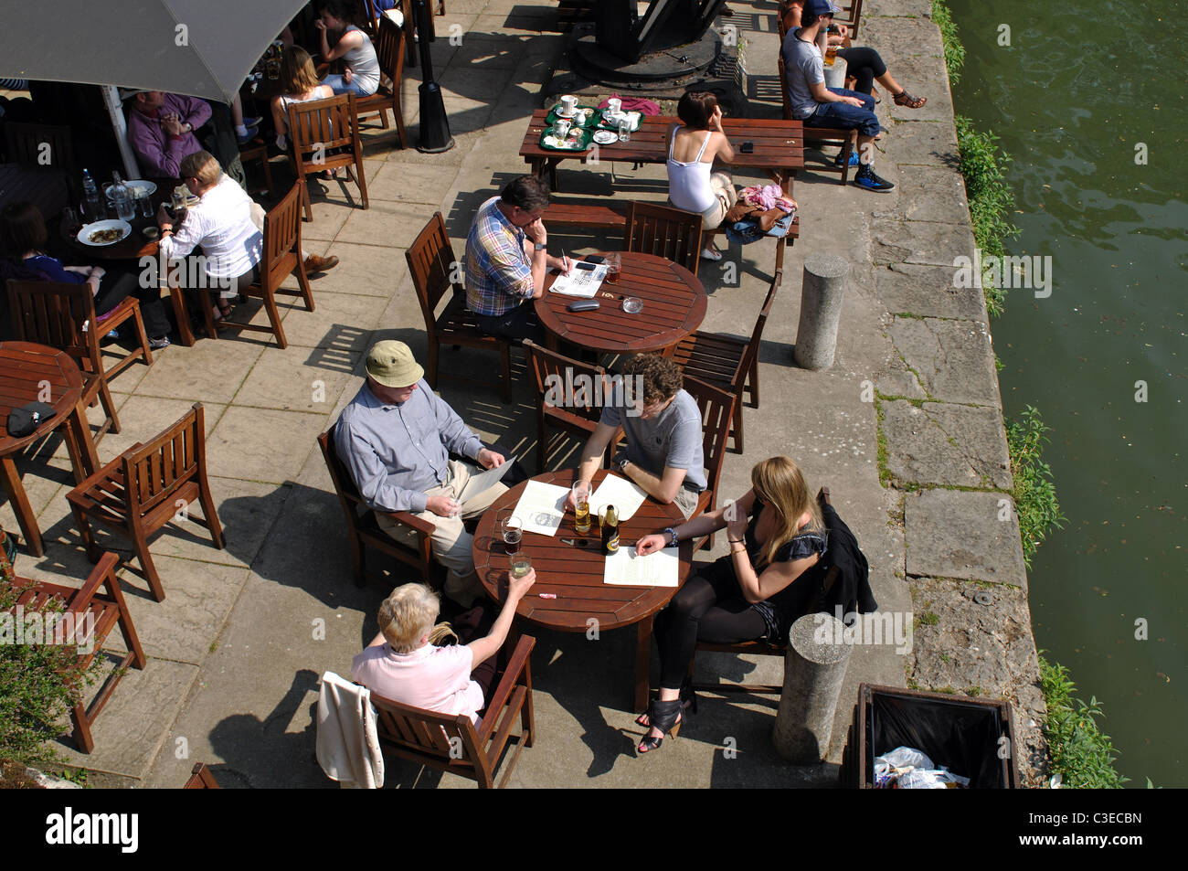 Menschen saßen vor dem Kopf des River Pub Oxford, UK Stockfoto