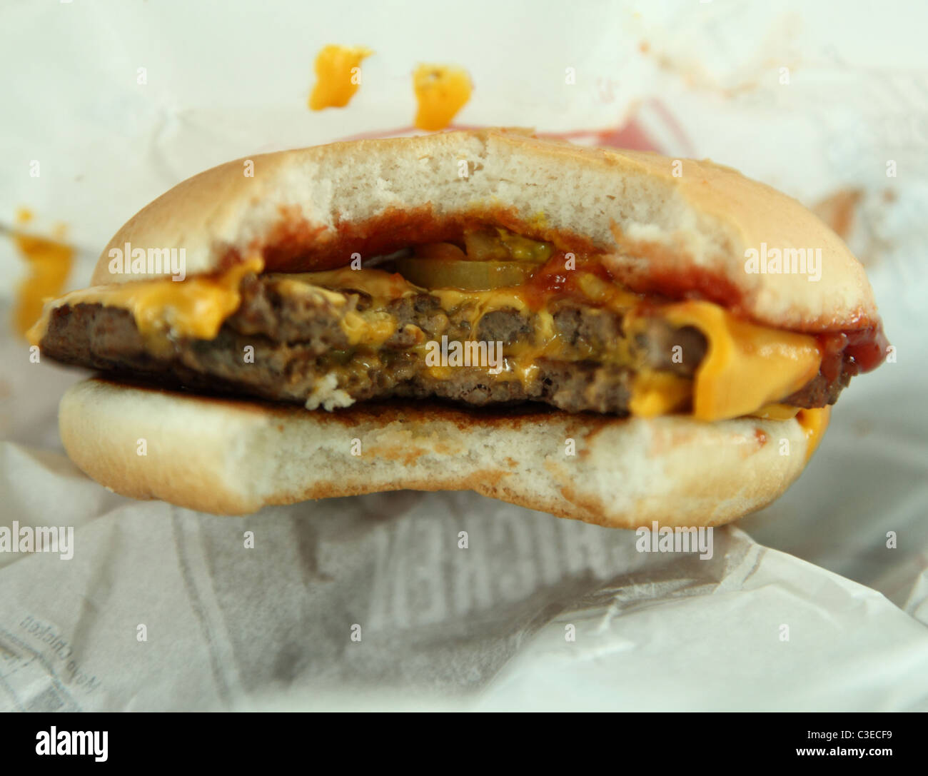 Ein McDonalds Cheeseburger. Stockfoto