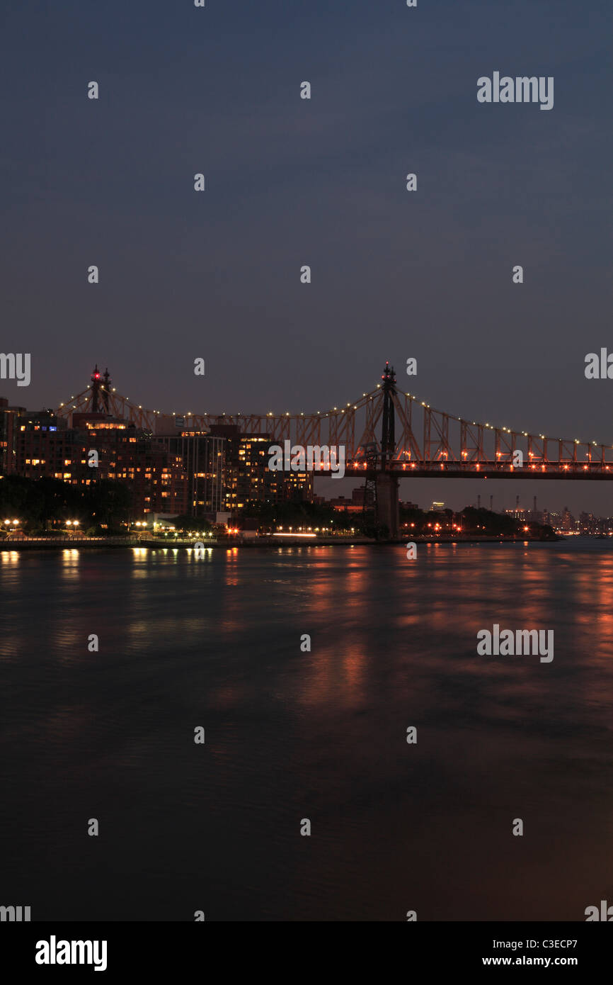 59th Street Bridge, Nacht, Roosevelt Island, East River, New York City, USA Stockfoto