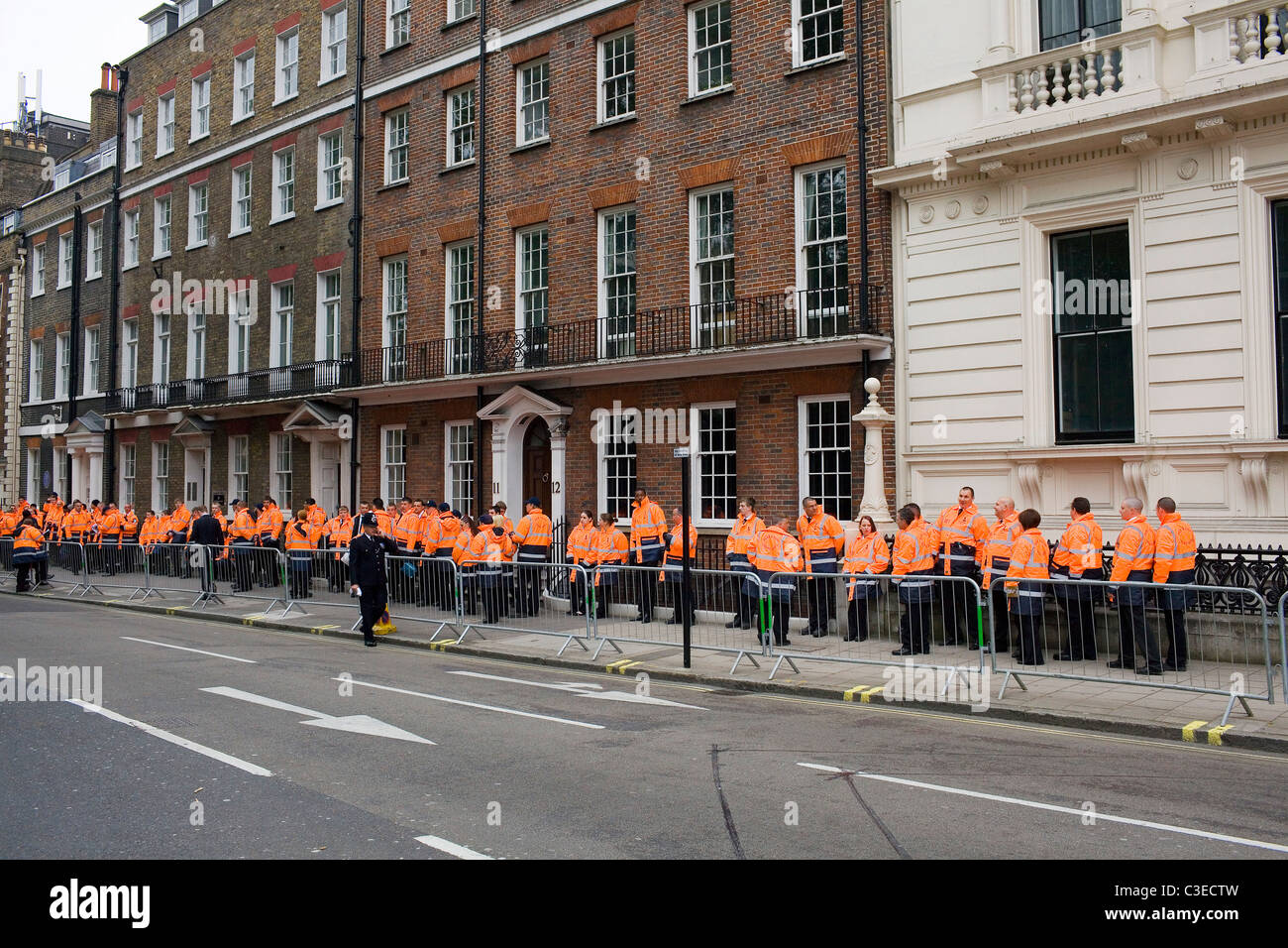 Sicherheit erwarten Bereitstellung am Tag der Hochzeit zwischen Prinz William und Kate Middleton. Stockfoto