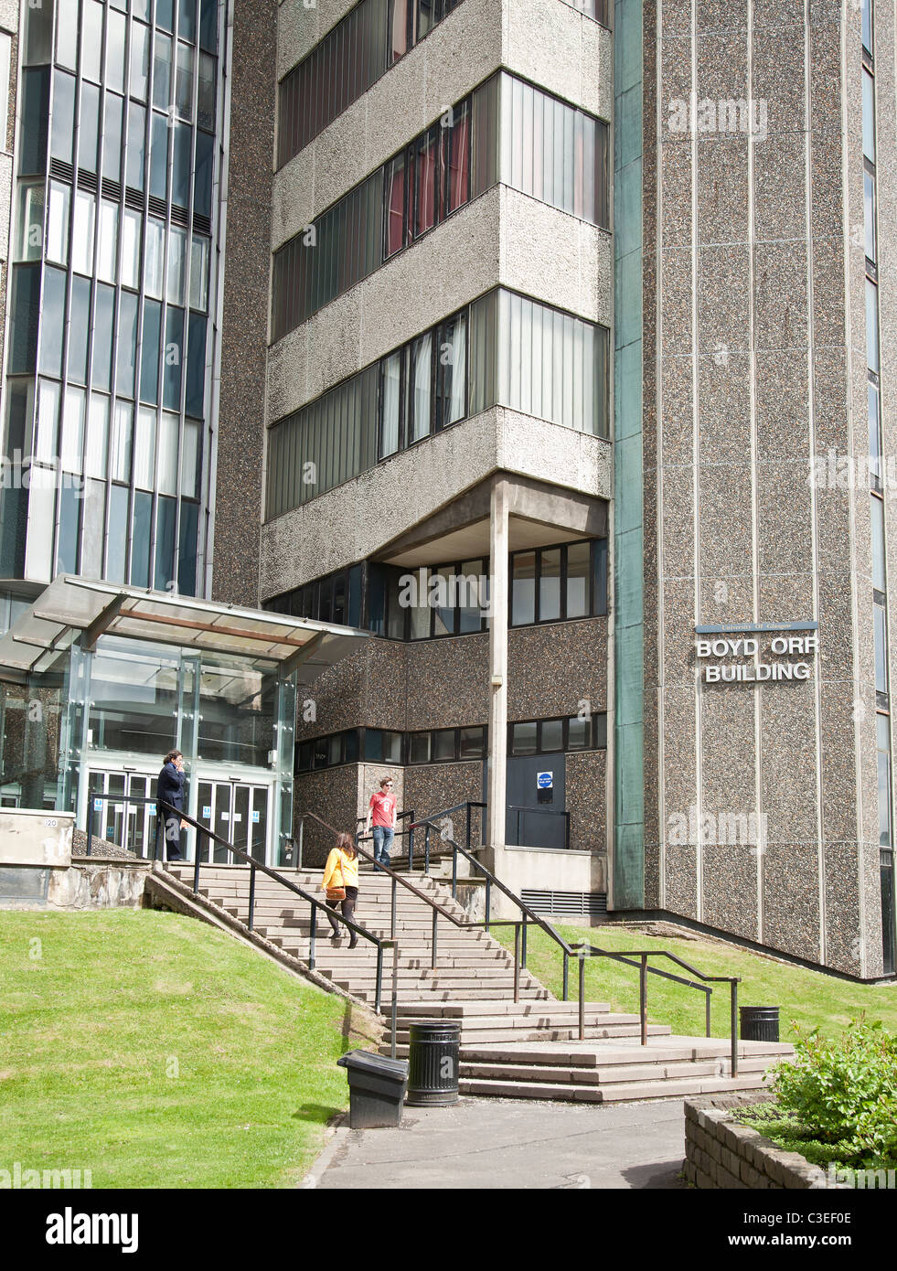 Studenten vor dem Haupteingang nach Boyd Orr Gebäude der Glasgow University, Schottland, Großbritannien Stockfoto
