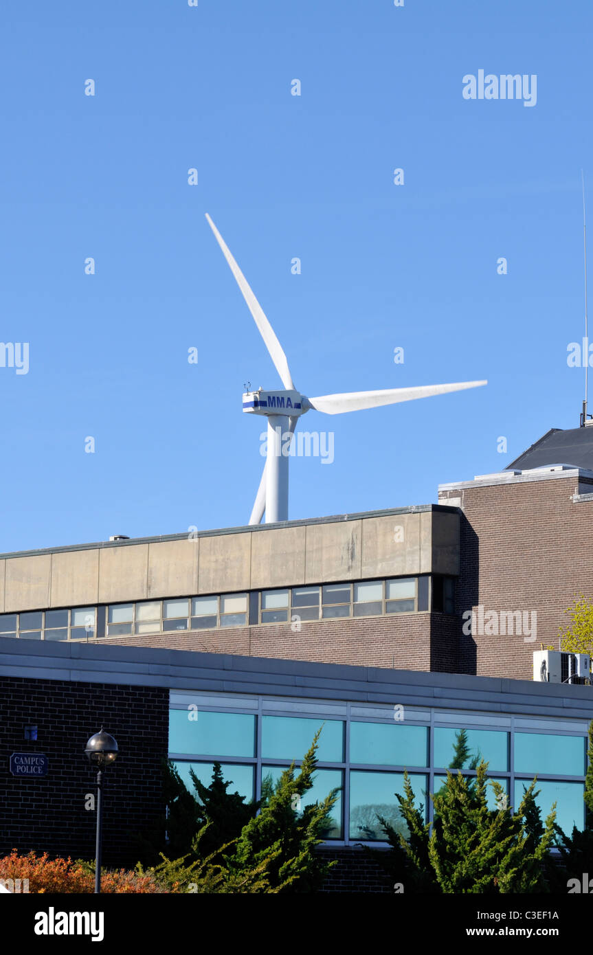Windturbine auf einem Uni-Campus des Massachusetts Maritime Academy an einem sonnigen blauen Himmel Tag. USA Stockfoto