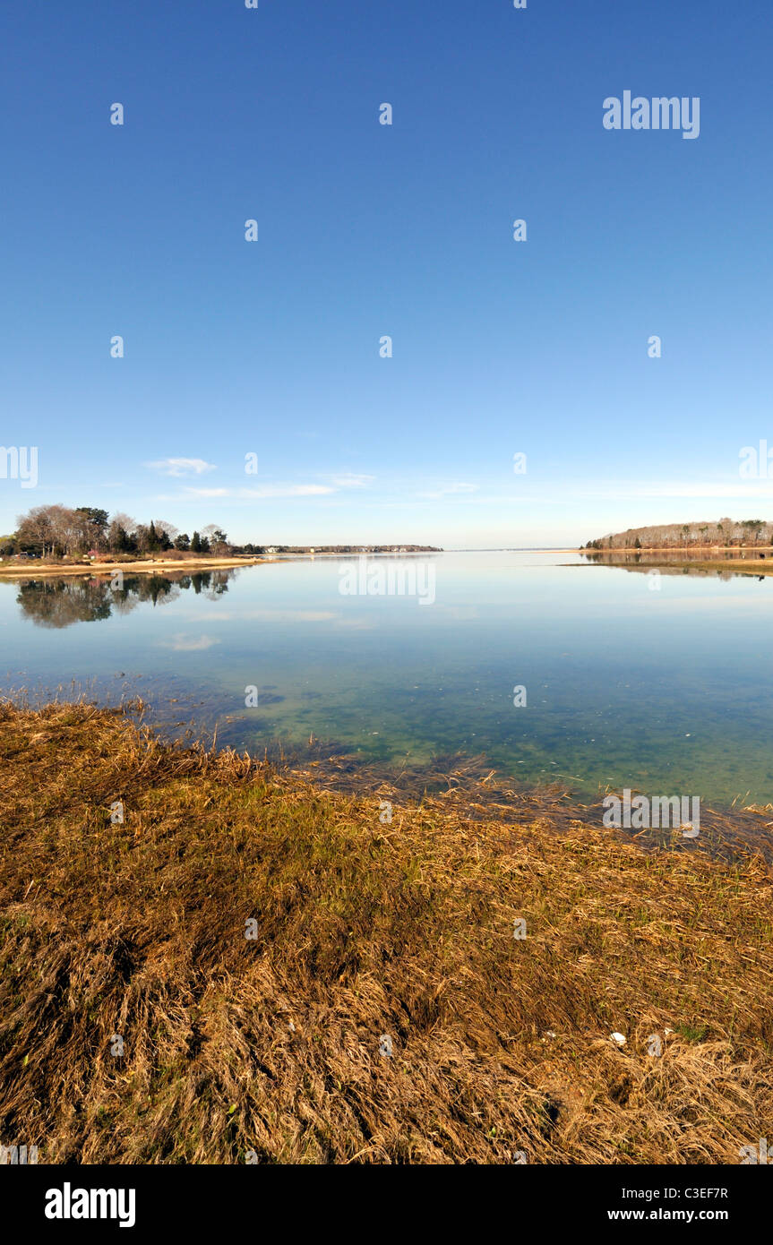 Atemberaubende Aussicht auf Bucht von Mönchen Park, der an einem sonnigen blauen Himmel Tag Pocasset Cape Cod USA Buzzards Bay führt Stockfoto