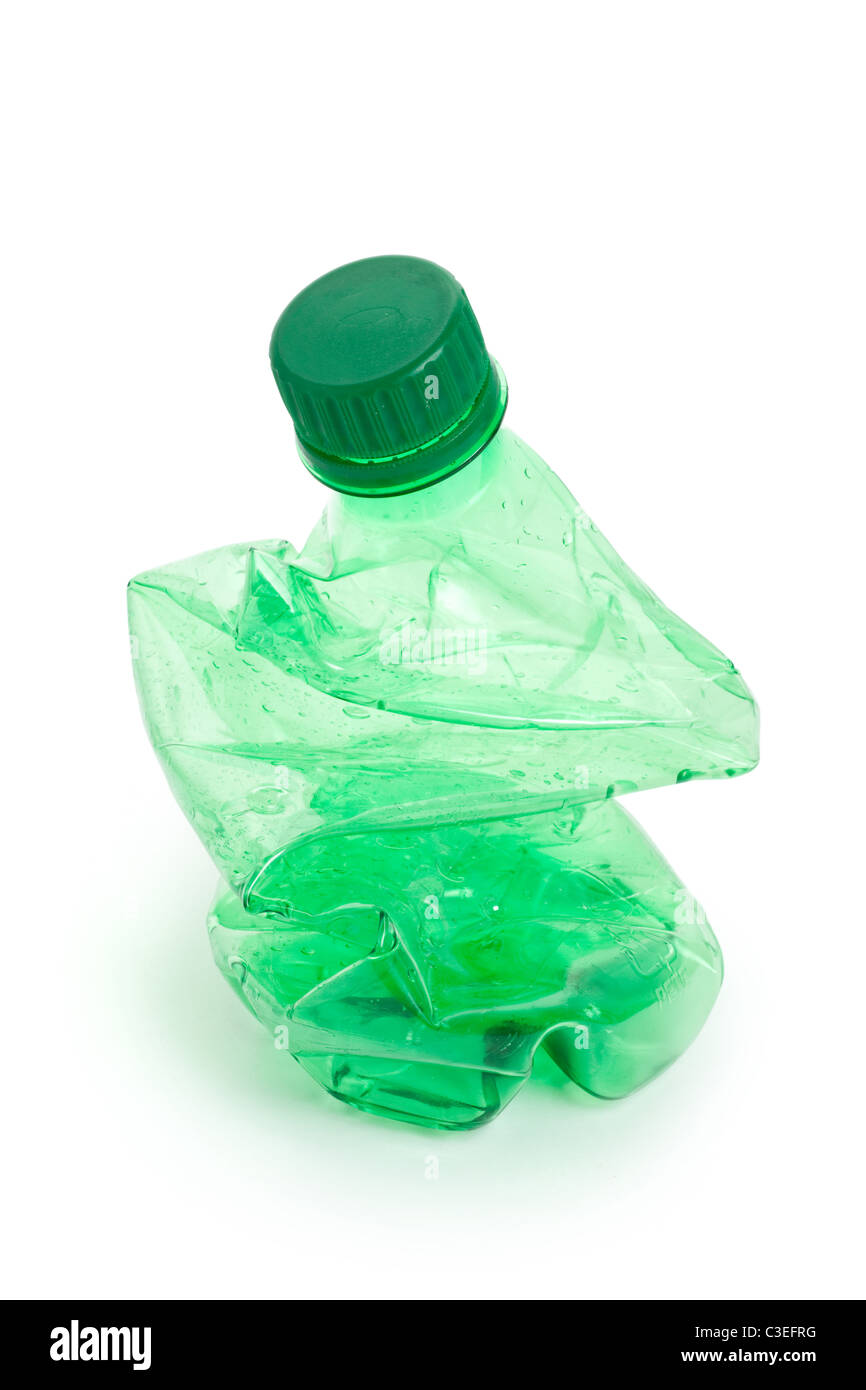 Zerdrückte grüne Flasche Wasser hautnah Stockfoto