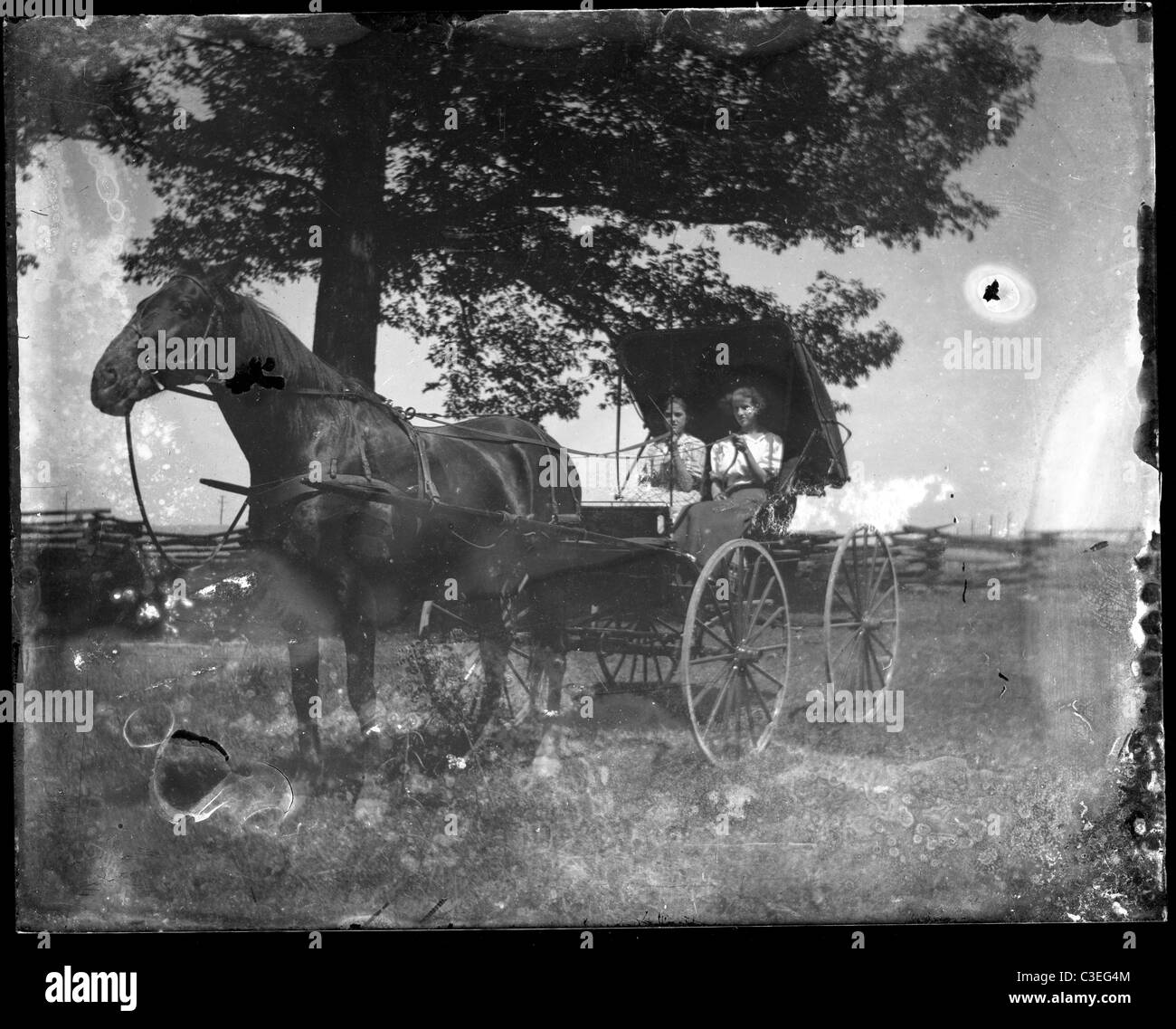 zwei Frauen sitzen in einem Pferd und Buggy Straße Feldweg Haus Transport des 19. Jahrhunderts der 1890er Jahre Stockfoto