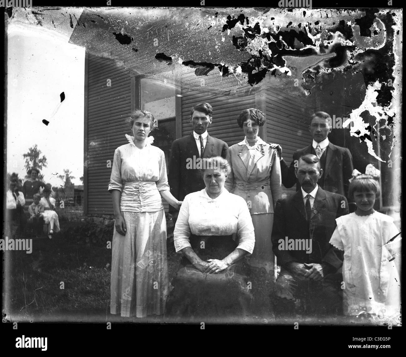 wohlhabende American gothic Familie im freien Holzhaus der 1890er Jahre Stockfoto