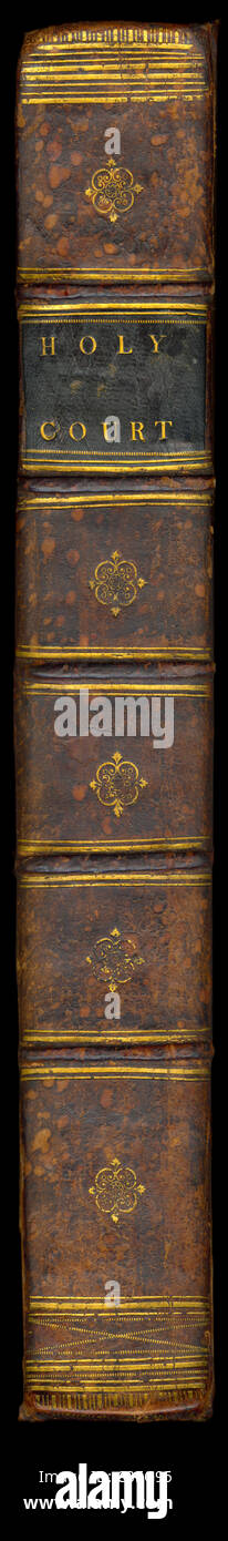 Wirbelsäule ein antikes Leder gebundenes Buch, "Heilige Gericht", Ende, mit dunklem Hintergrund. Stockfoto