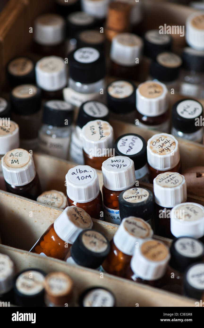 Flaschen von Homeopathic beheben Pillen in einem hölzernen Unentschieden Stockfoto