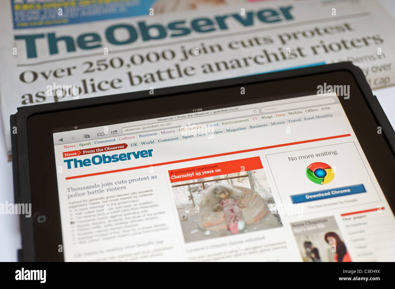 Apple iPad anzeigen The Observer Zeitung homepage Stockfoto