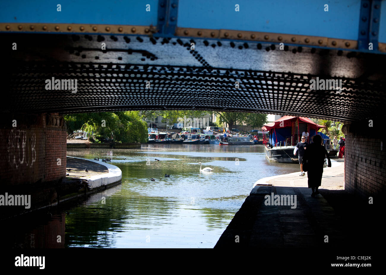 Unter der Brücke, der Regent's Canal in Little Venice, London, England, Großbritannien. Stockfoto