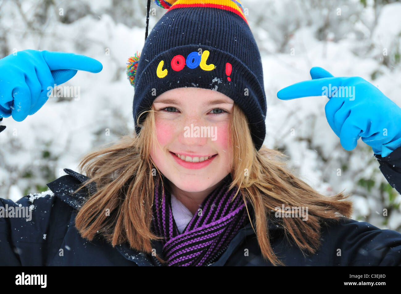 Kind tragen Hut im Schnee Stockfoto