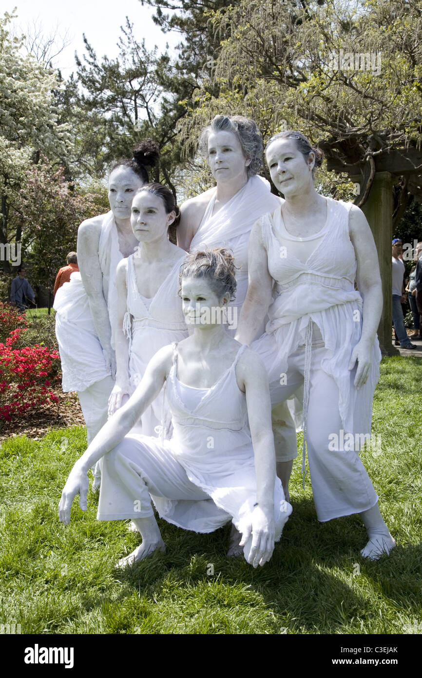 Performance-Künstler/Tanzgruppe an das Kirschblütenfest im Brooklyn Botanic Garden. Stockfoto