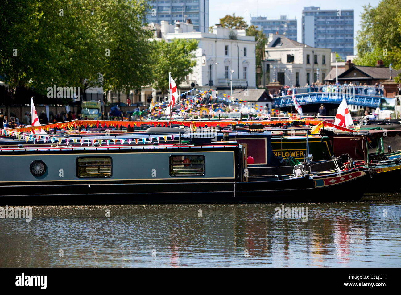 Narrowboats auf Regents Canal bei wenig Venedig, London, England, UK Stockfoto