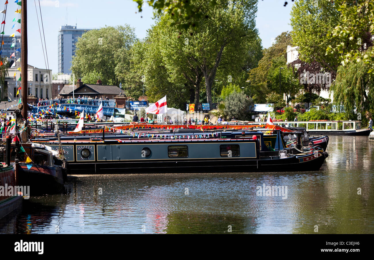 Narrowboats auf Regents Canal bei wenig Venedig, London, England, UK Stockfoto