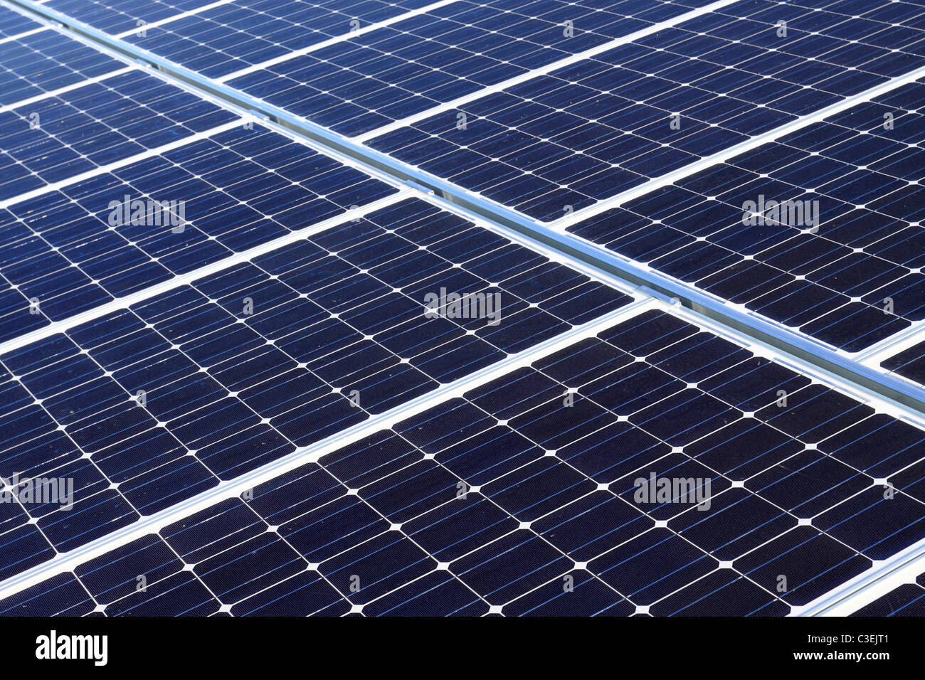Monokristalline solar Photovoltaik-Module, die Bestandteil einer 50kWp-Array auf einer Geflügelfarm Schuppen Dach in Shropshire, UK Stockfoto