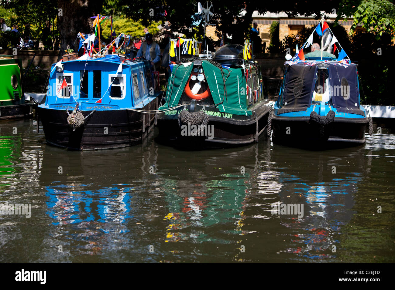 Narrowboats angedockt am Regents Kanal bei Klein-Venedig, London, England, UK Stockfoto