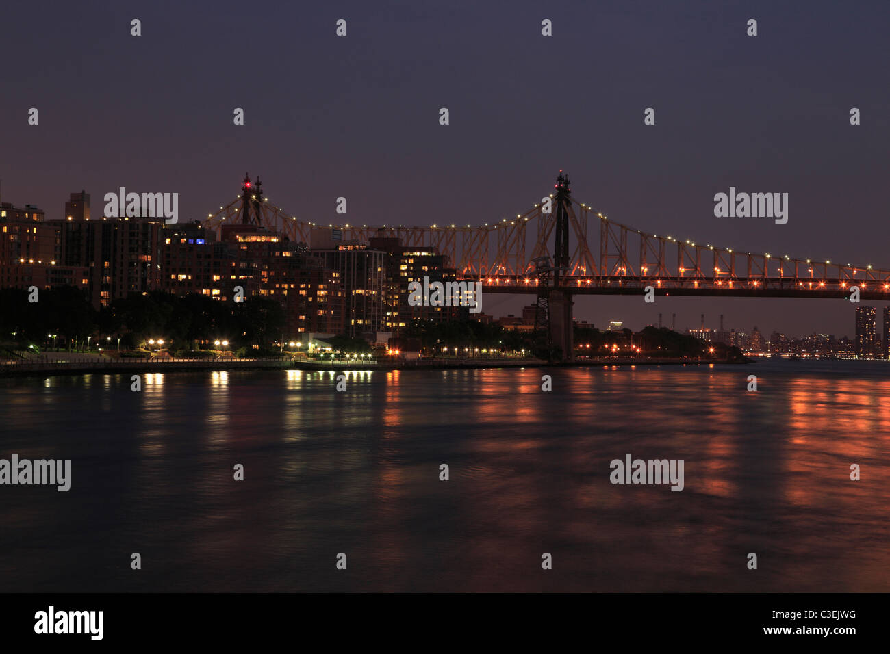 59th Street Bridge, Nacht, Roosevelt Island, East River, New York City, USA Stockfoto