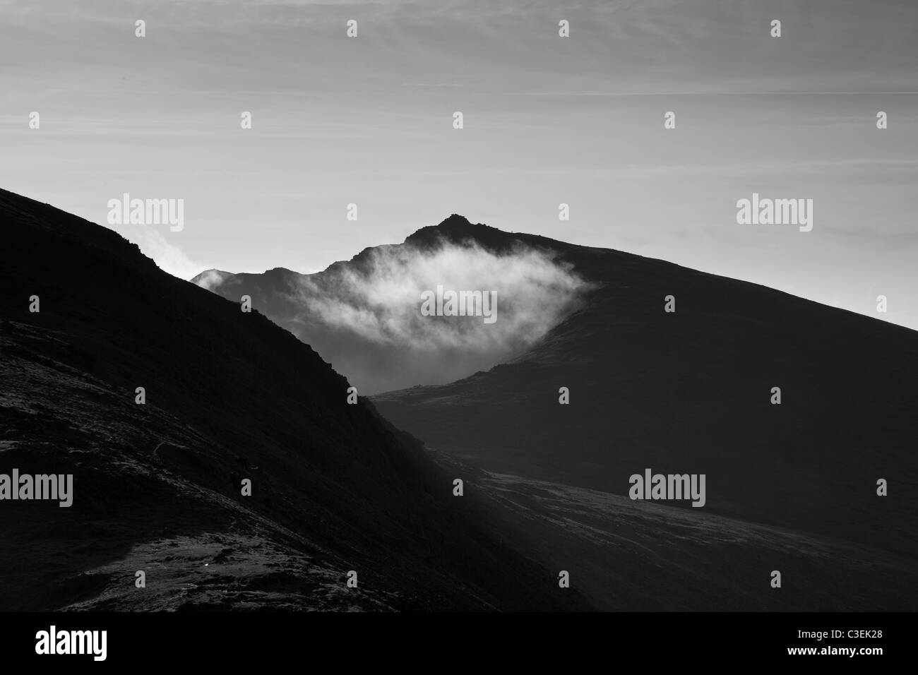 Niedrige Nebel und Cloud unter Dow Crag, wie aus den alten Mann von Coniston, Seenplatte, Cumbria Stockfoto
