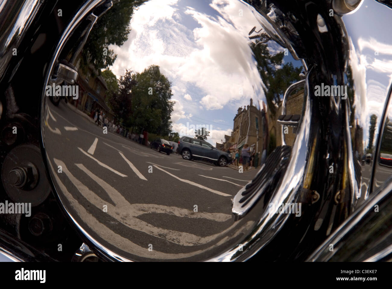 Reflexion in Chrom von der High Street Bourton auf dem Wasser Gloucestershire Stockfoto