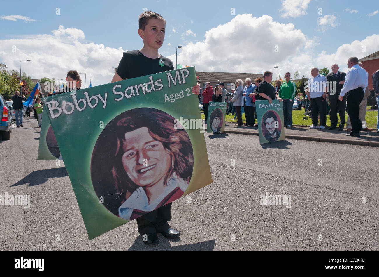 Junge hält Plakat von Bobby Sands an der 30. Jahrestag Parade an den irischen Hungerstreikenden 1981 zu erinnern. Stockfoto