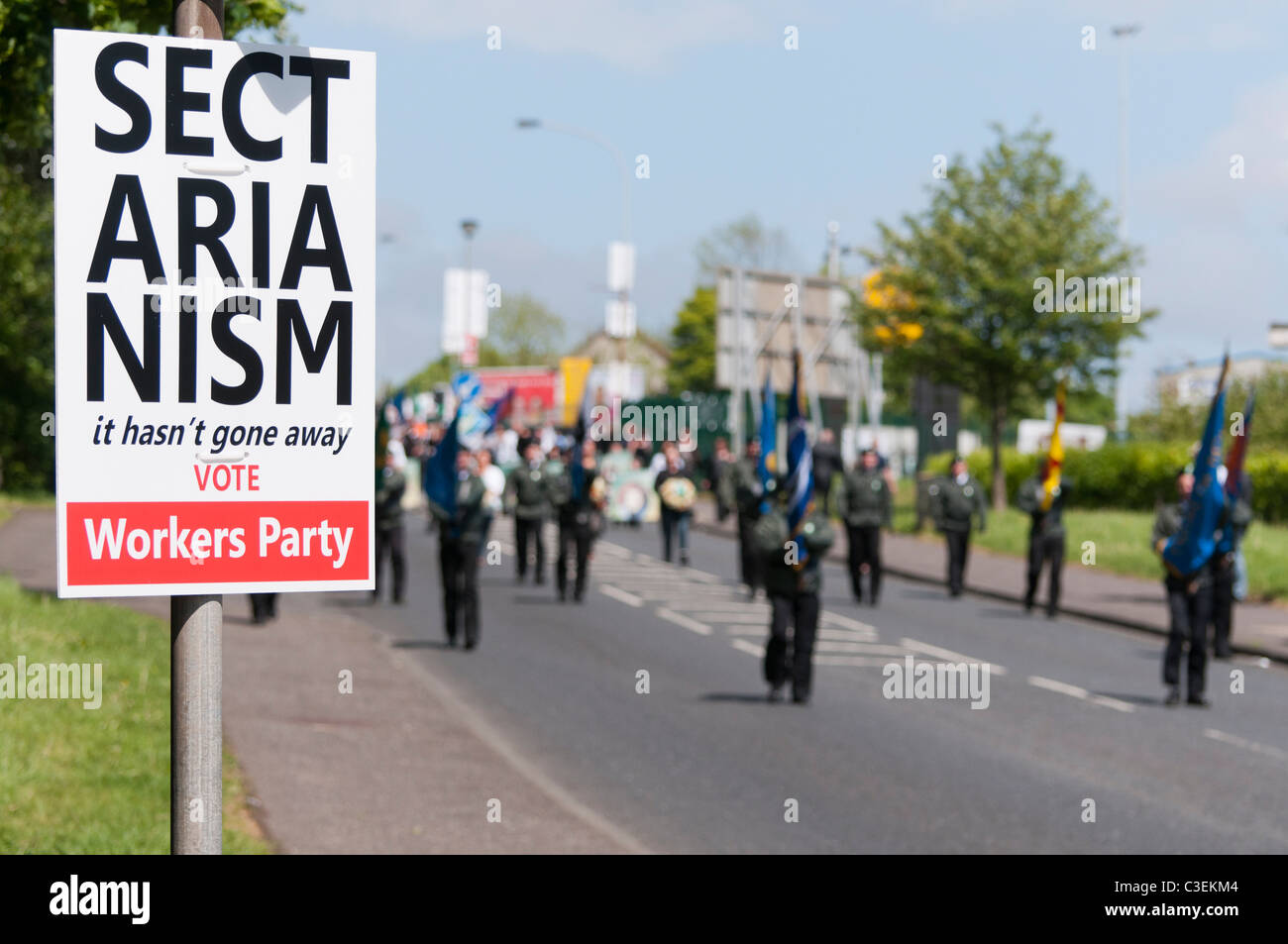 Wahlplakat mit dem Wort "Sektierertum" bei einer republikanischen Parade in Belfast Stockfoto