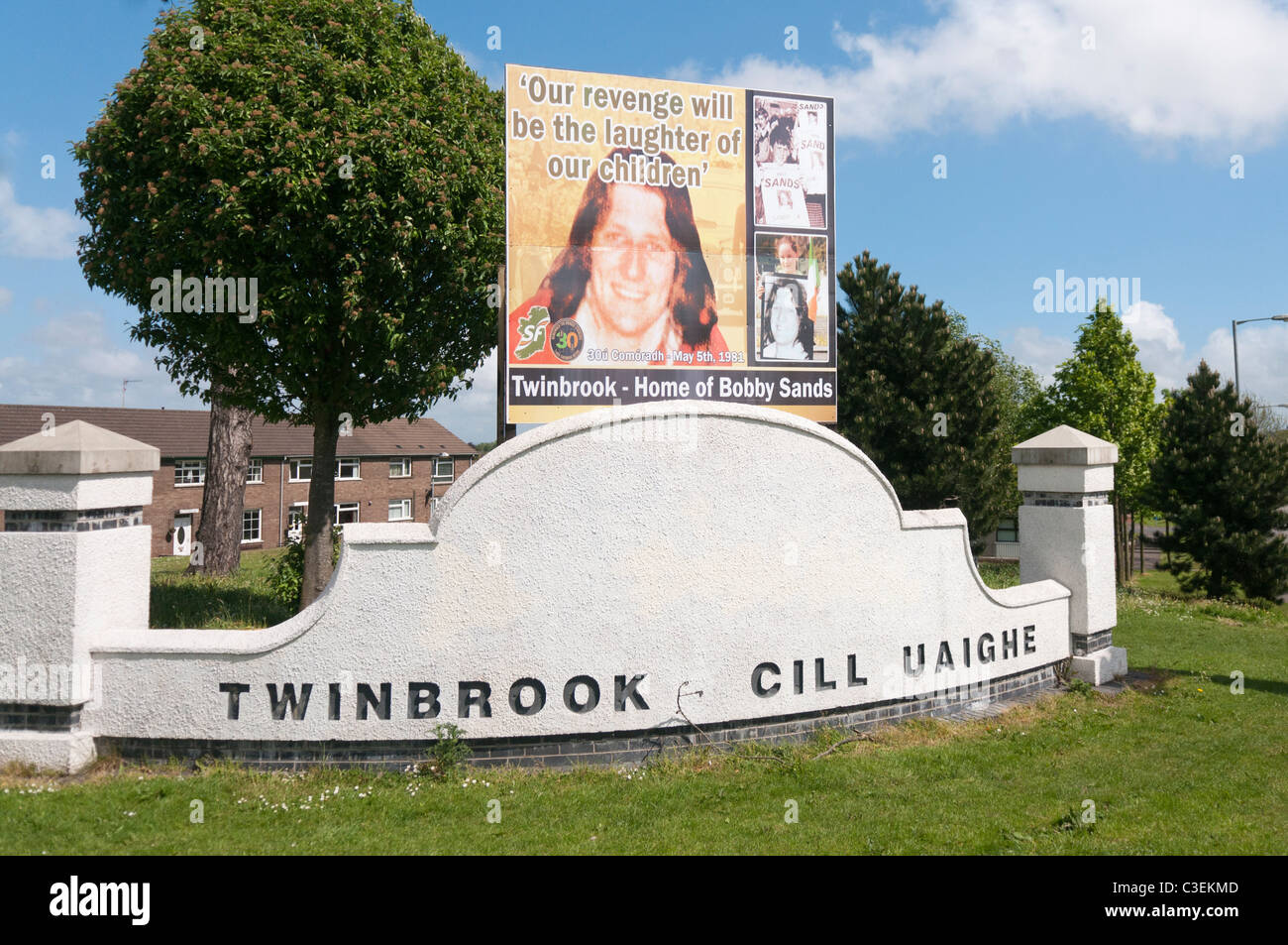 Eingang zum Twinbrook Anwesen mit einem Plakat zum Gedenken an Bobby Sands, die in dem Gebiet lebten. Stockfoto