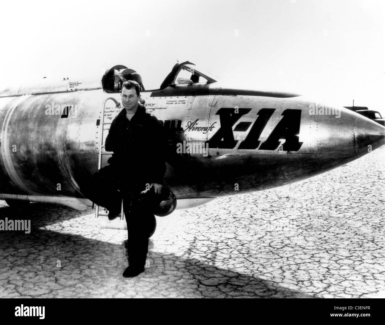 Captain Charles E. Yeager vor Air Force x-Bell gebaut 1 Überschall Forschungsflugzeug. Stockfoto