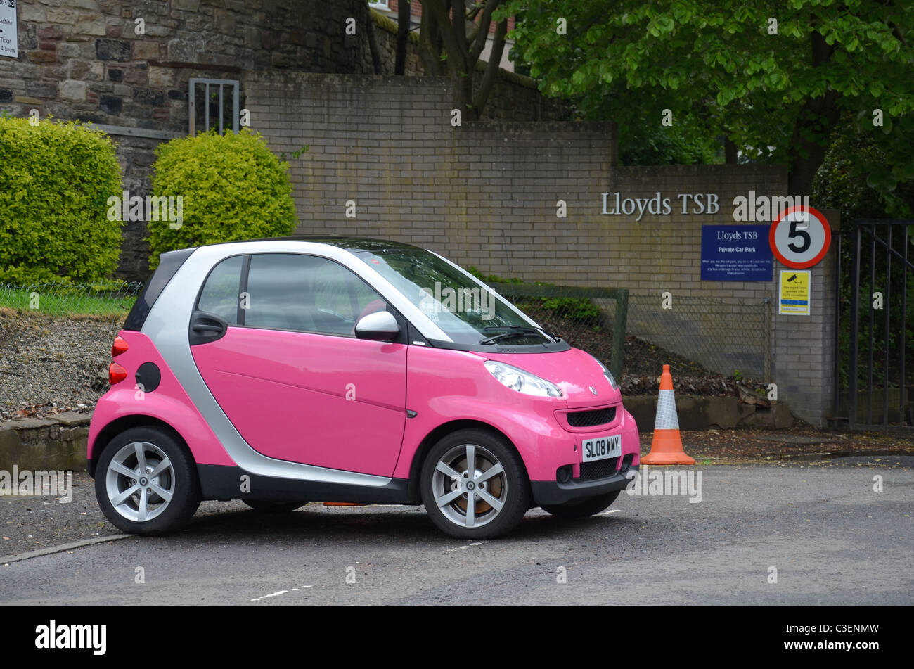 Ein Pink und Silber Smart Auto geparkt außerhalb Lloyds Banking Group Niederlassungen in Edinburgh. Stockfoto