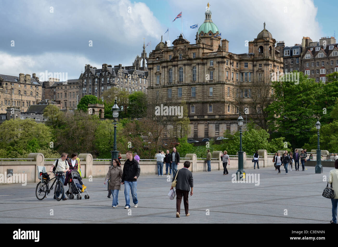 Blick auf die Altstadt und die Lloyds Banking Group Headquarters (ehemals HBoS) The Mound in Edinburgh entnommen. Stockfoto